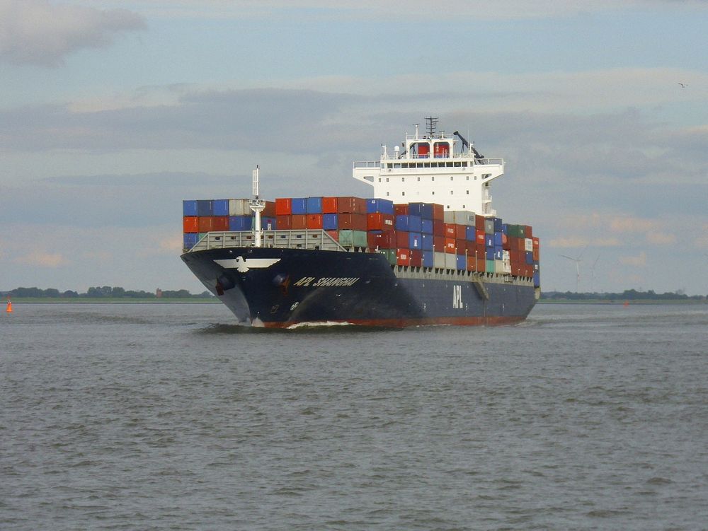 APL øker farta på rute mellom Asia og vestkysten av USA. APL Shanghai er på 50201 dødvekttonn, bygget i 2010. Det 262 meter lange og 33 meter brede  containerskipet kan ta  4235 TEU containere. 
