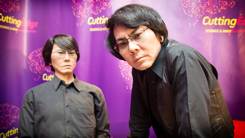 Hiroshi Ishiguro, for ordens skyld til høyre, er denne uken i Oslo sammen med Geminoid HI-4. Foto: Eirik Helland Urke