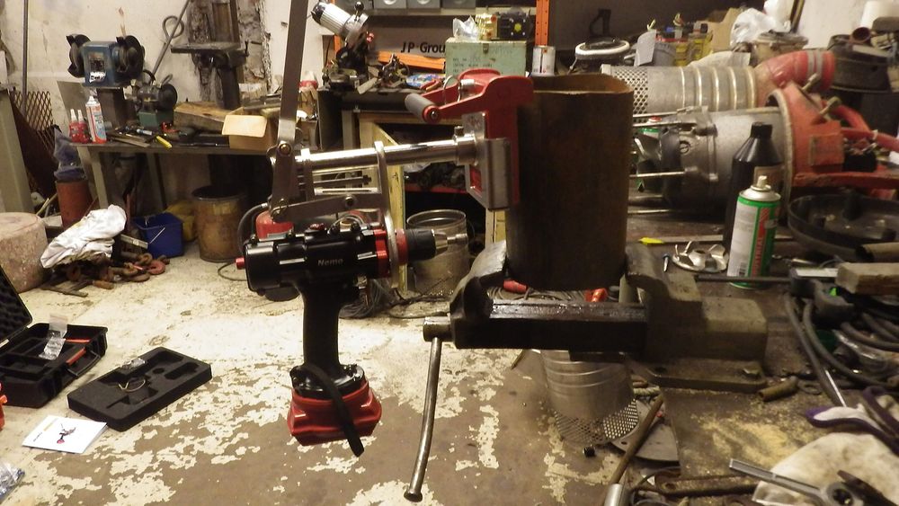 Demonstrasjon på verkstedet av hvordan Miko Fix kan festes og feste bolter.