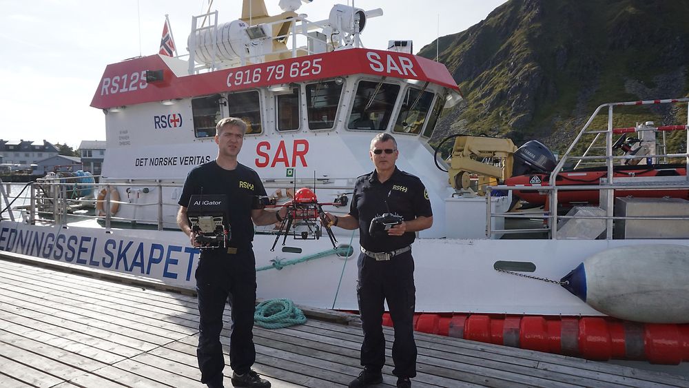  Fred T. Hansen og Bjørn Vidar Evjen tester ut bruk av drone i Redningsselskapet.              