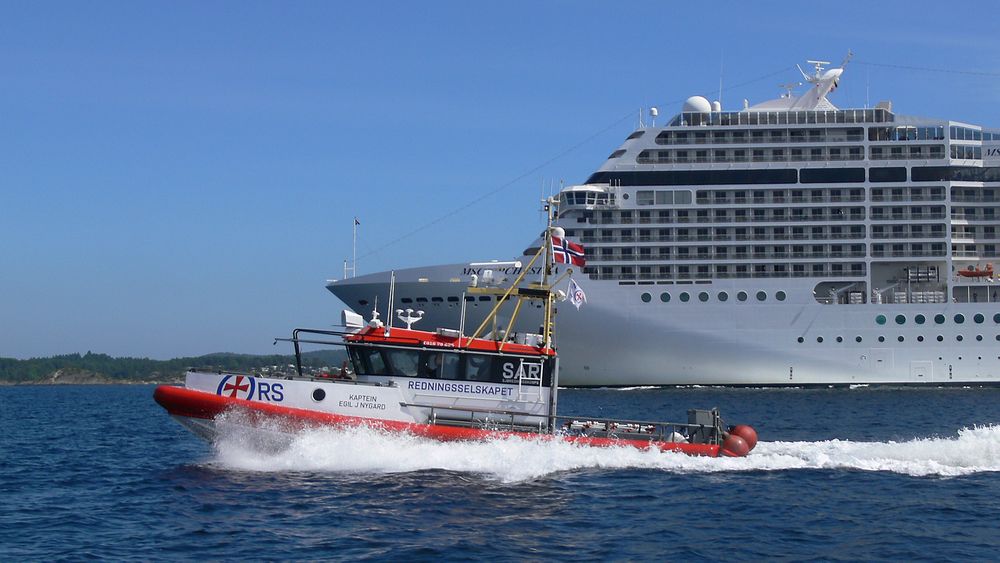 Redningsfartøyet Kaptein Egil J. Nygård side om side med cruiseskipet MSC Orchestra utenfor Kristiansand. 