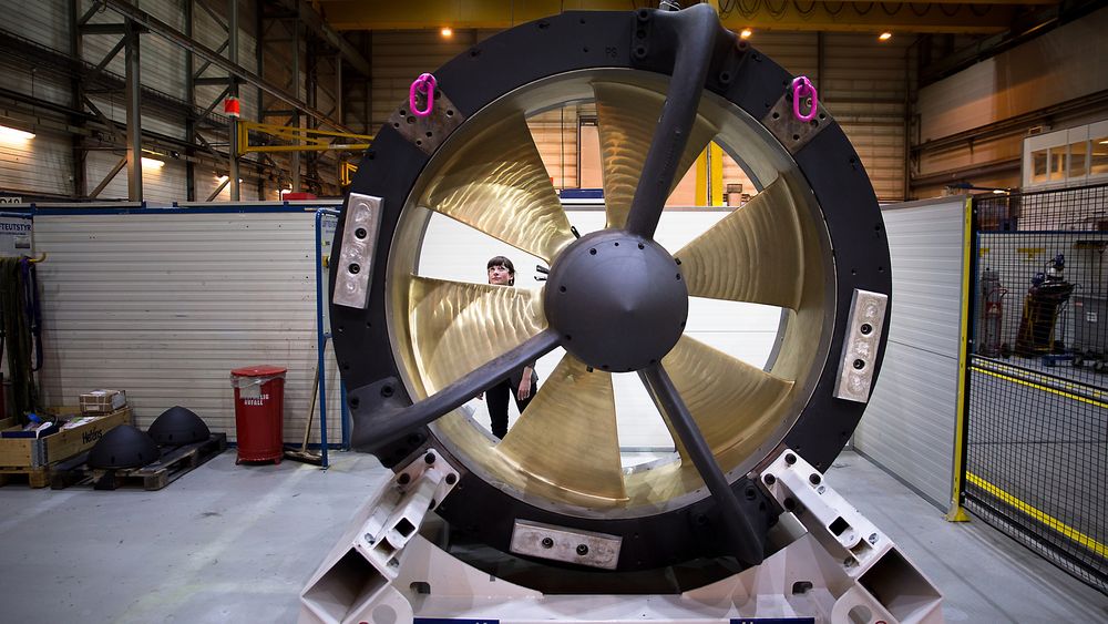 Teknisk produktsjef for permanentmagnet-thrustere i Rolls-Royce, Agathe Kalvatn, beundrer den nye PM-tunnelthrusteren i produksjonshallen til Rolls-Royce i Ulsteinvik. 
