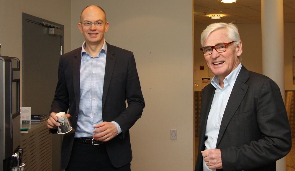 Eric Staurset server kaffe,en  Americano, til GEs Norden-sjef Hans Enocson. Staurset har ledet Alstom i Norge og fortsetter i GE. 