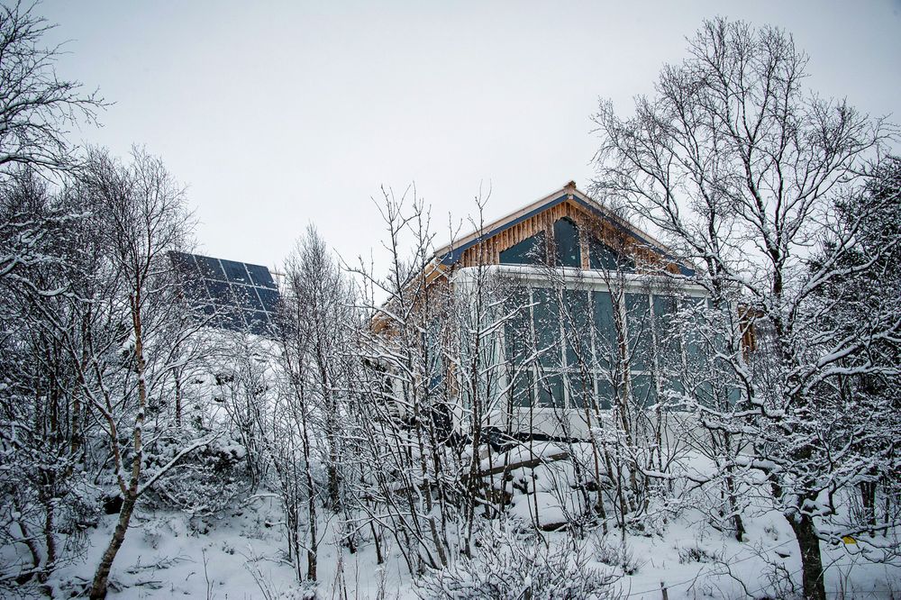 Huset har samme nivå av komfort som en vanlig norsk bolig, samtidig som det verken er koblet på strømnett eller kommunalt vann- og avløpsnett.