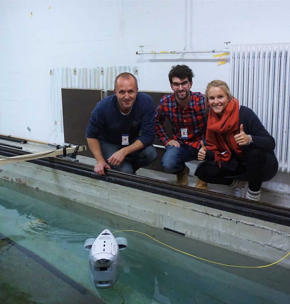 Gründer og oppfinner Erik Dyrkoren med PX i vannet og to av de tre ansatte i BlueEye Robotics, Christine Spiten og Borja Serra, i slepetanken på Marintek i Trondheim. 