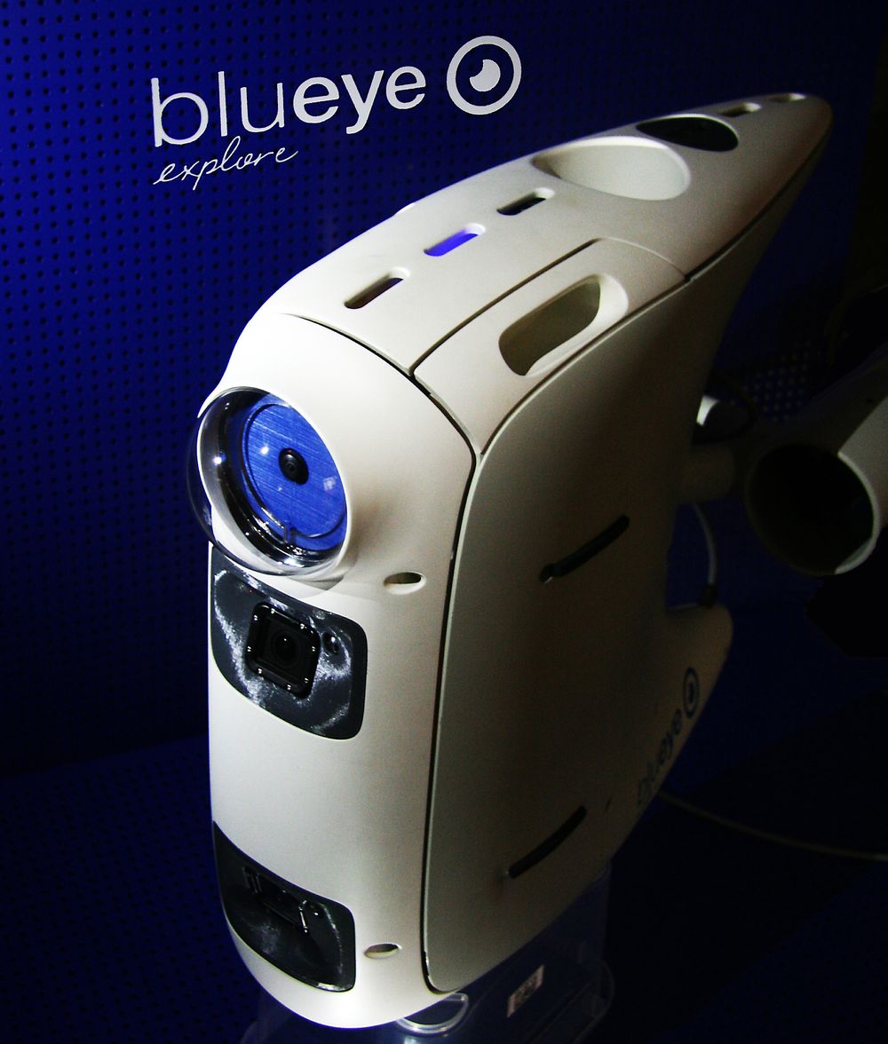 Prototyp av ubåtdronen BluEye PX. Den måler 50x50x20 centimeter og veier 13 kilo. Neste versjon, som kommer ut i 2016, skal krympes 30 prosent. Skallet støpes rundt innmaten for å sikre at det blir vanntett. 