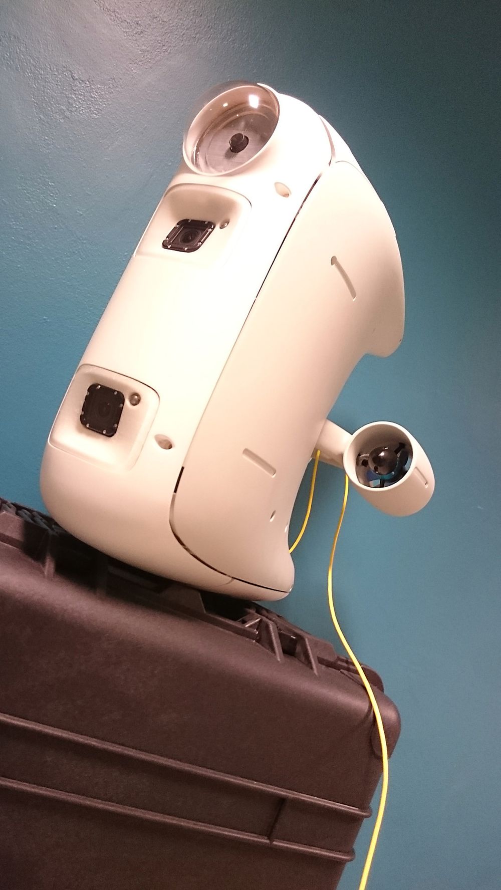 Egg Design har vært med på endelig formgiving. Formen gir stabilitet i vannet. Navlestrengen skal etter hvert bort så det blir en ekte drone som fjernstyres trådløst. 