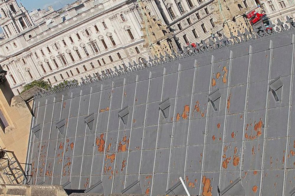 Takene på Palace of Westminster er dekket med støpejernsplater. Platene skal tas ned, rengjøres og få ny overflatebehandling. 