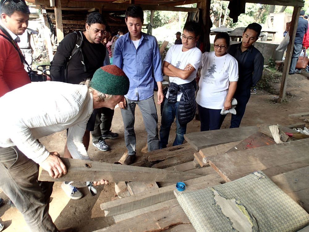 Terje Planke (nærmest) fra Norsk Folkemuseum holder kurs for håndverkere, arkitekter og ingeniører fra Nepal og Bhutan som skal restaurere bl.a. gamle palasser som ble skadet i jorskjelvet som rammet Nepal tidligere i år. 