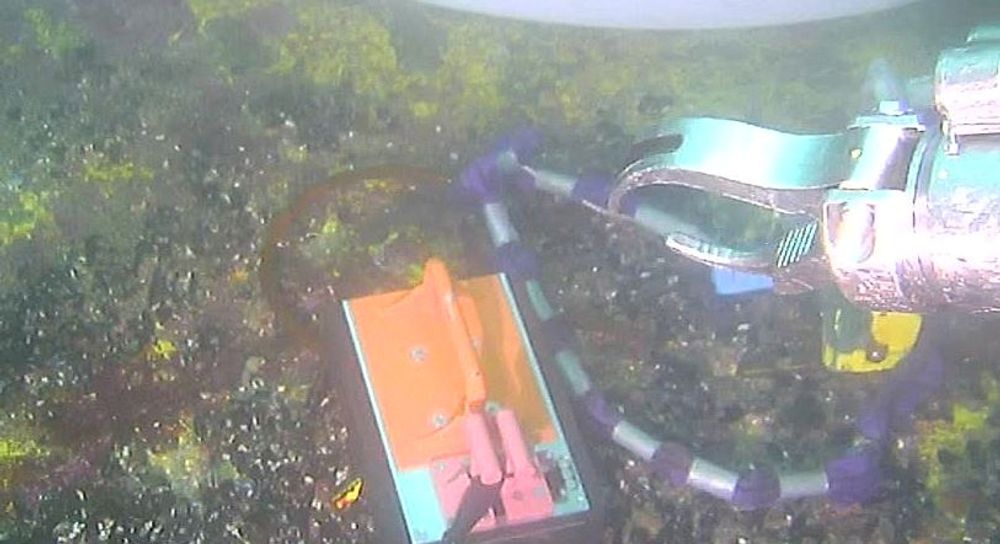 Skjermbilde fra ROV-en til DeepOcean. Magneten er i bruk.