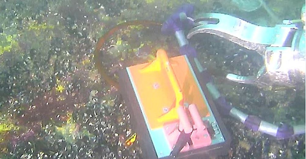 Skjermbilde fra ROV-en til DeepOcean. Magneten er i bruk.