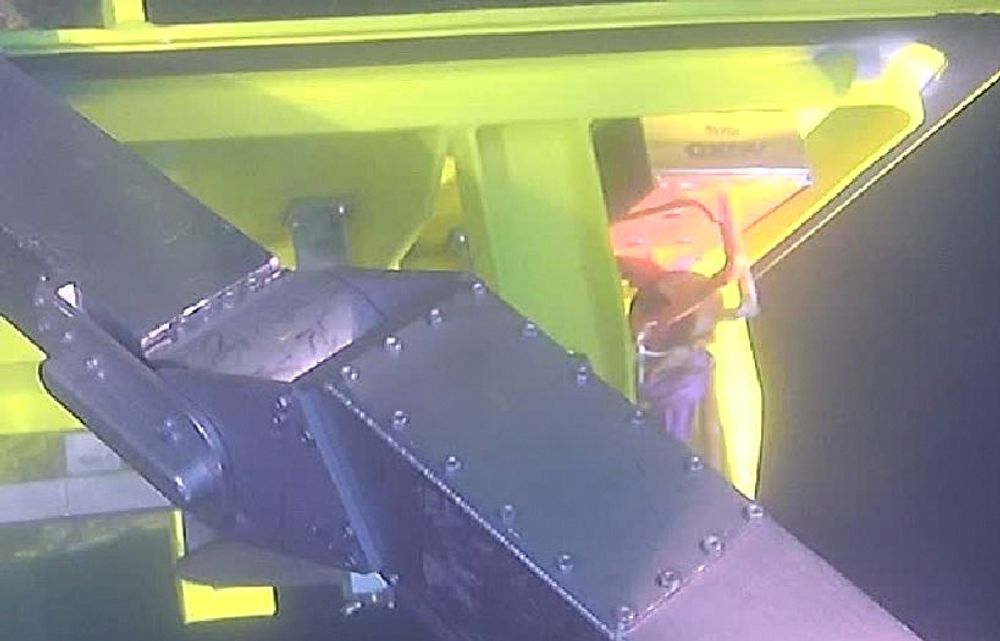 Skjermbilde fra ROV-en til DeepOcean. Magneten er i bruk.