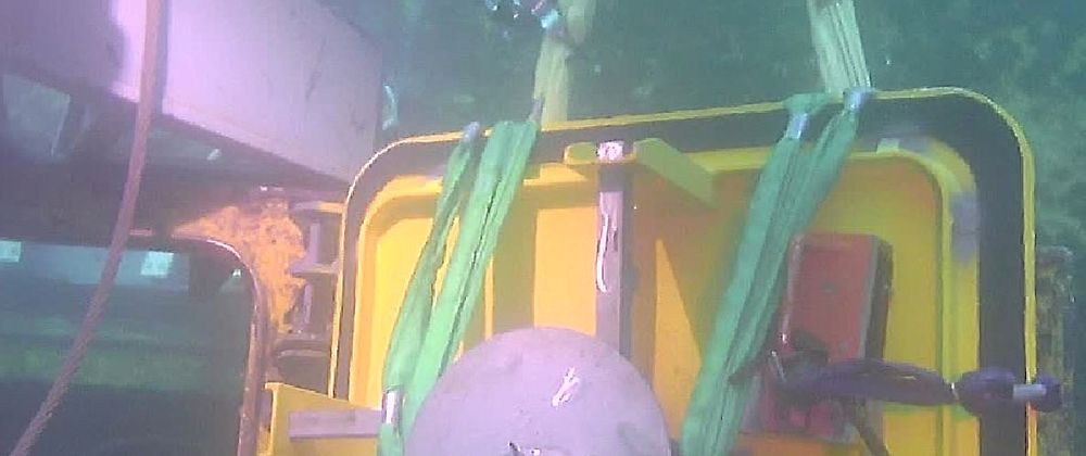 Skjermbilde fra ROV-en til DeepOcean. Magneten er i bruk.