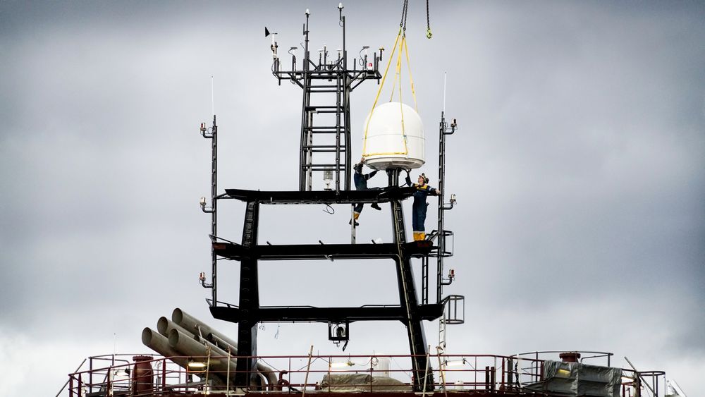 Radar og kommunikasjonsutstyr monteres på et offshore flerbruksfartøy.