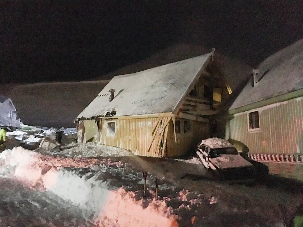Hus ble flyttet 20 til 40 meter da de ble rammet av snøskred nesten i sentrum av Longyearbyen lørdag. 