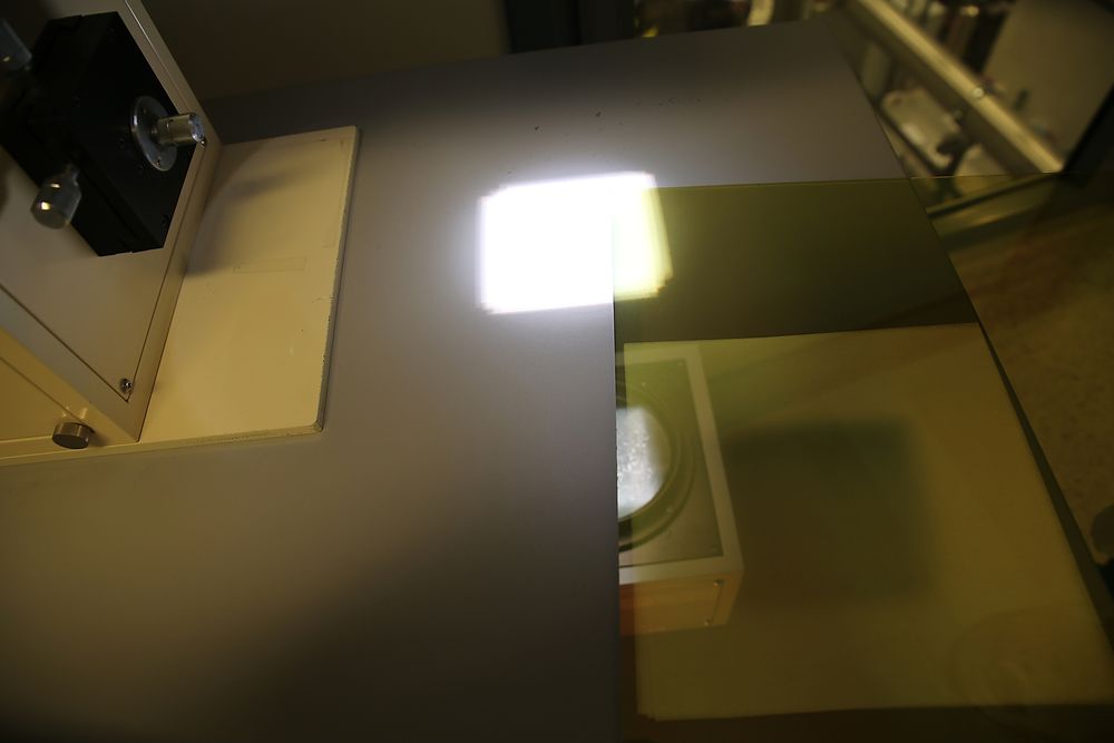 Sol-lampe: Denne maskinen imiterer solens stråler. Der lampen lyser, oppstår det en svart firkant (nederst til høyre) som forsvinner få sekunder etter at lampen er slått av.