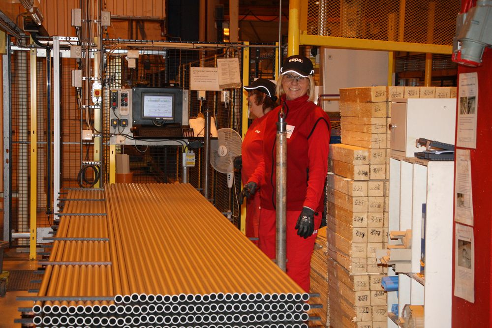 Operatørene Marit Dyblie (t.v) Heidi Hesbøl pakker rør etter herding.