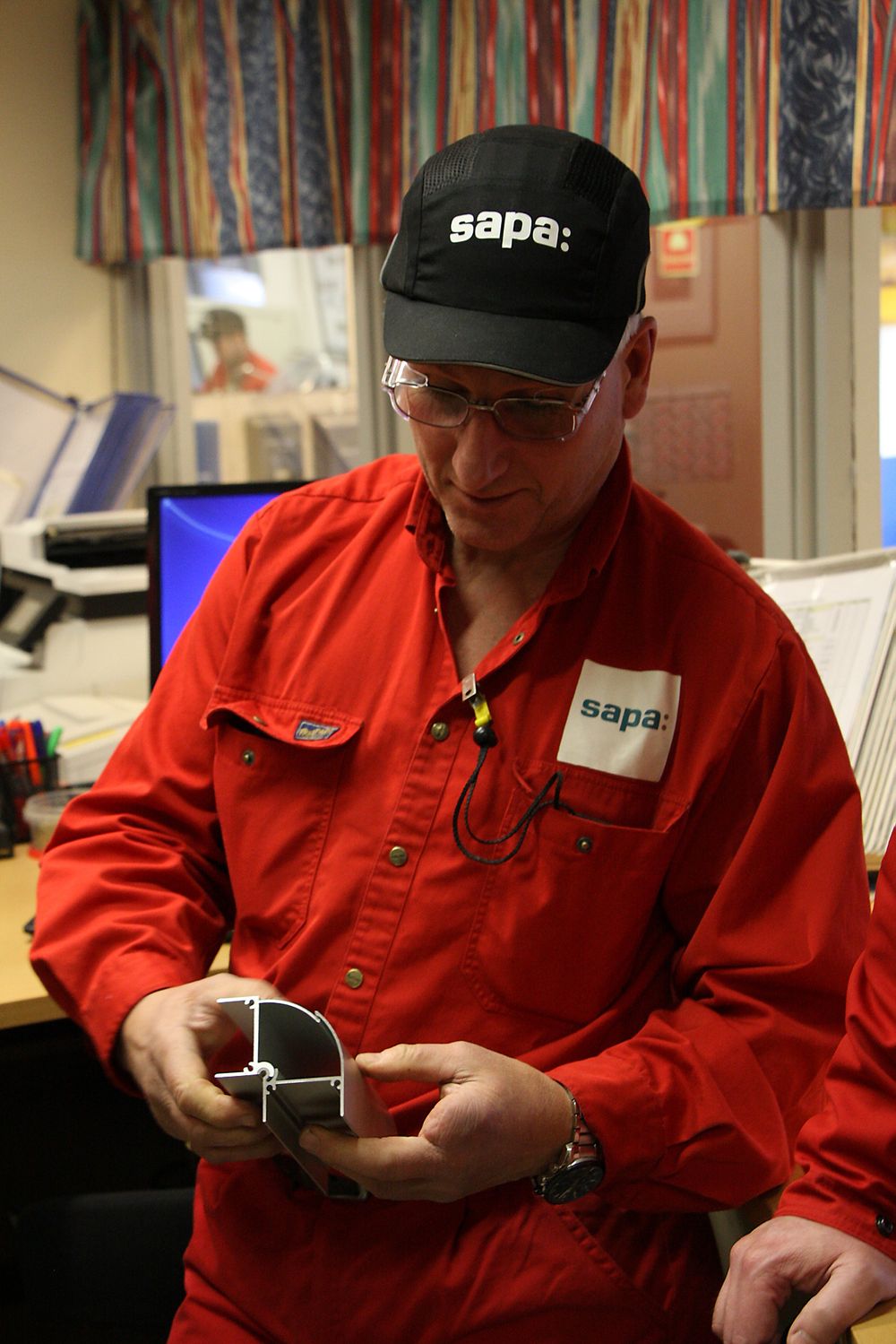Avdelingsleder for verktøy, Roy Nygård, viser hvilke små toleranser det er på profildeler som skal kunne klikkes sammen.