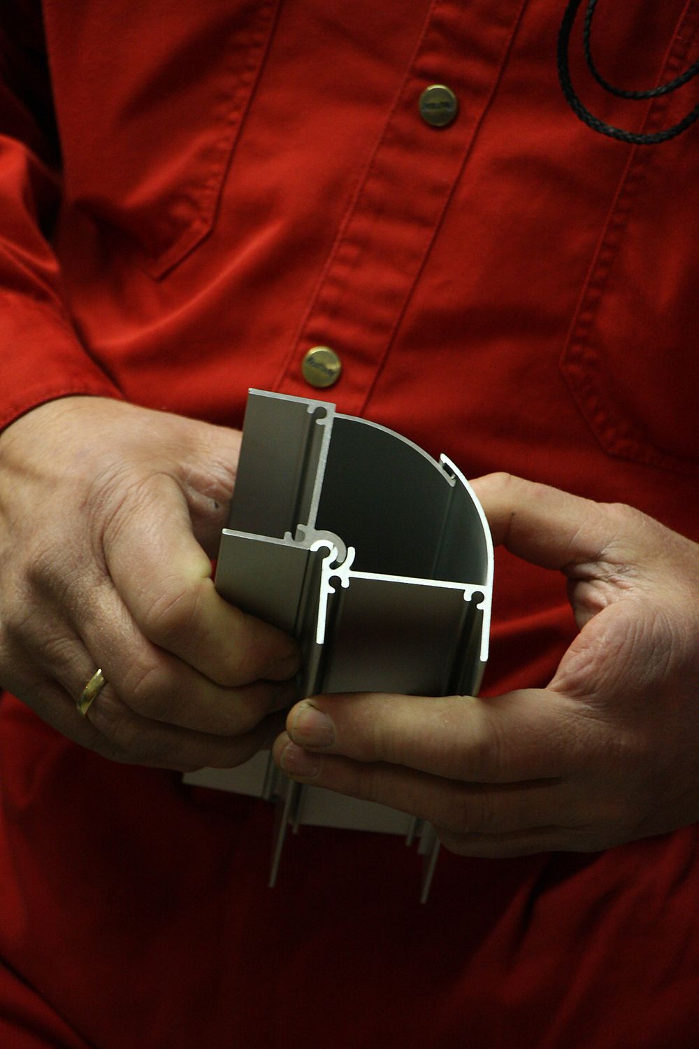 Roy Nygård, avdelingsleder for verktøy, holder en profil satt sammen av flere. Det er små toleranser. For å lage verktøyet, kreves mange års erfaring.