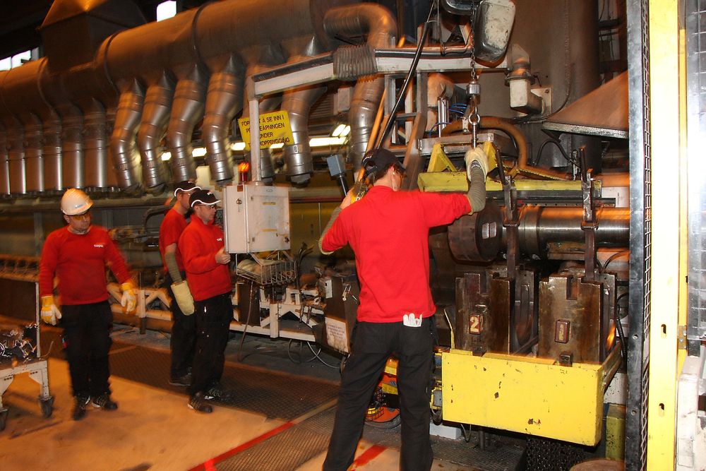 Alle mann i sving for å bytte verktøy i pressa. Verktøyet blir slitt eller andre problemer kan oppstå. Sapa Magnor har 7000 ulike verktøy liggende og kan gjenoppta produksjon og levere til tidligere kunder.