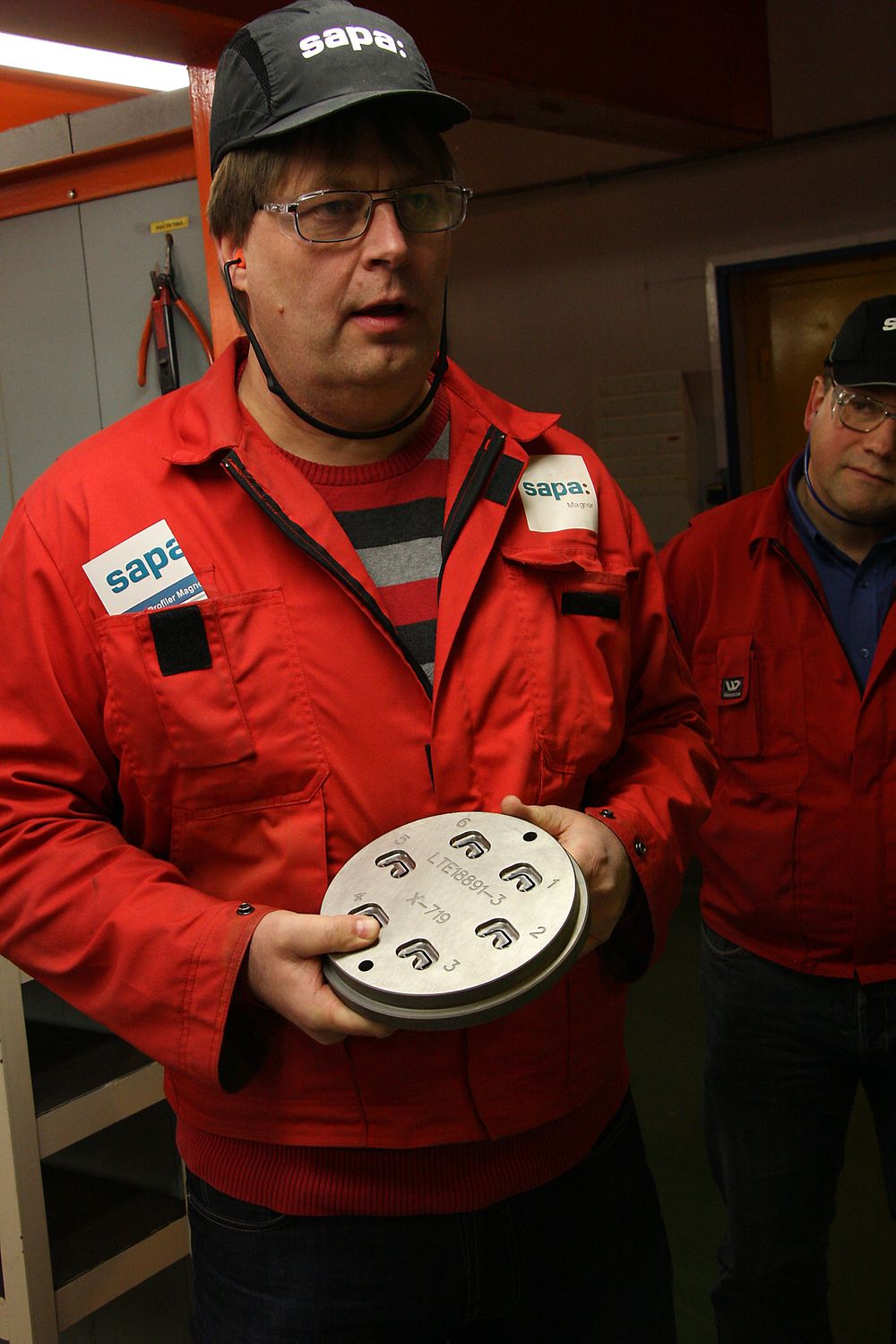 Produksjonssjef Olav Schulstad med et verktøy for profilproduksjon. Nøkkelen ligger i å utforme verktøyet slik at det blir mest mulig perfekt produkt og minst mulig vrak.