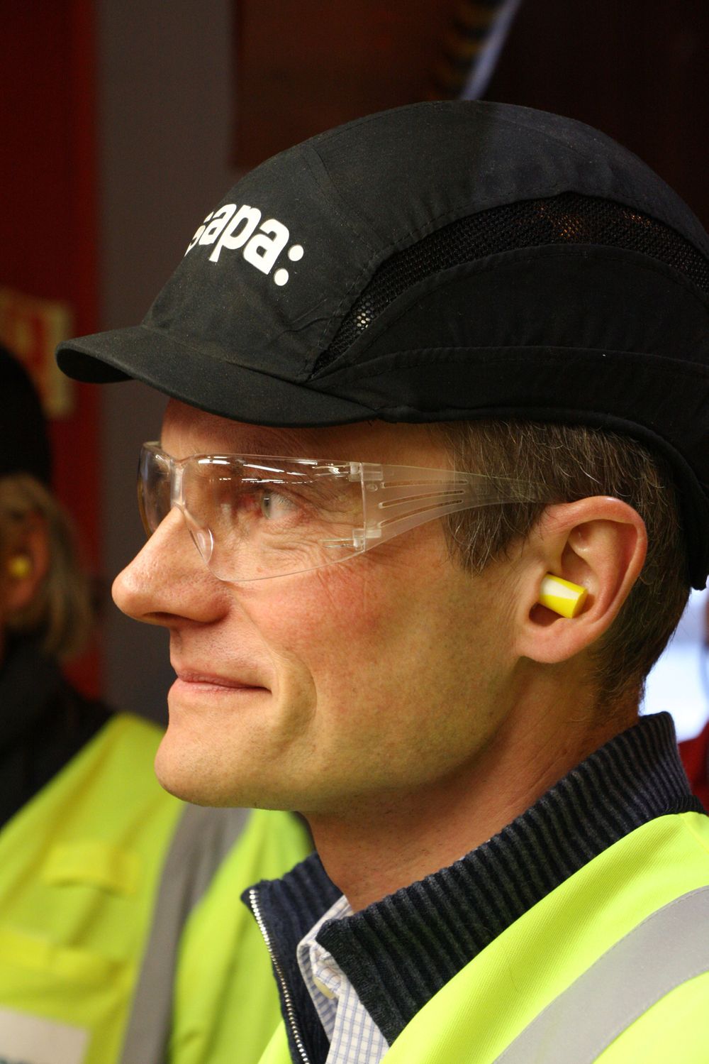 Konsernsjef Egil Hogna benytter enhver anledning ti å komme seg ut i bedriftene og lære produksjonen å kjenne og møte ansatte.