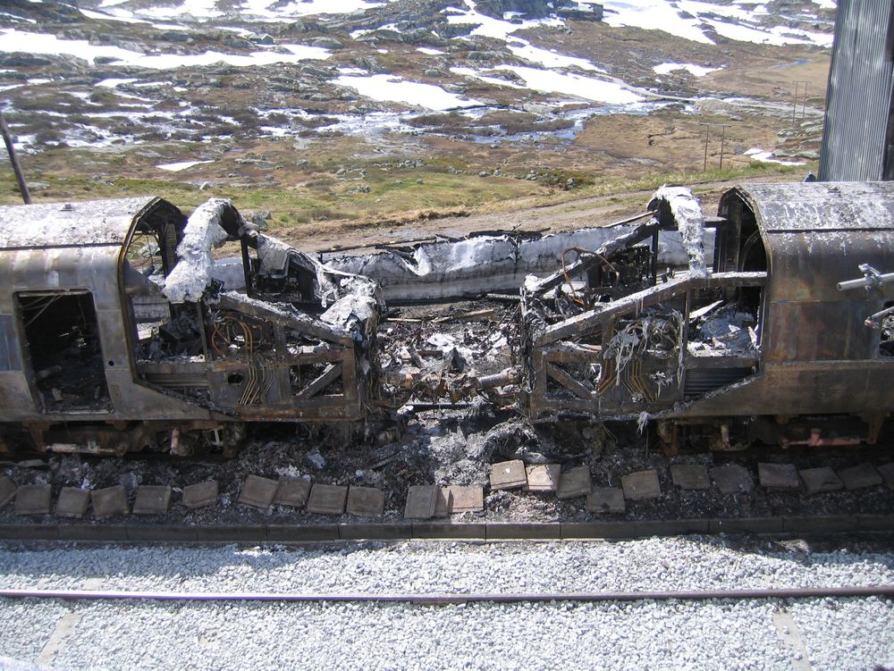 Brannen på Hallingskeid stasjon i 2011. Et Signatur-togsett og store deler av snøoverbygget brant.