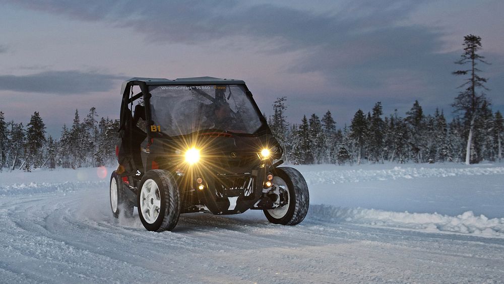 ATV: Det er moro å kjøre en svær ATV på snø, men den bør helst ha god mønsterdybde på dekkene. Med 2 mm igjen var det veldig mye vanskeligere å holde seg i kjørebanen når det bitt fort. 