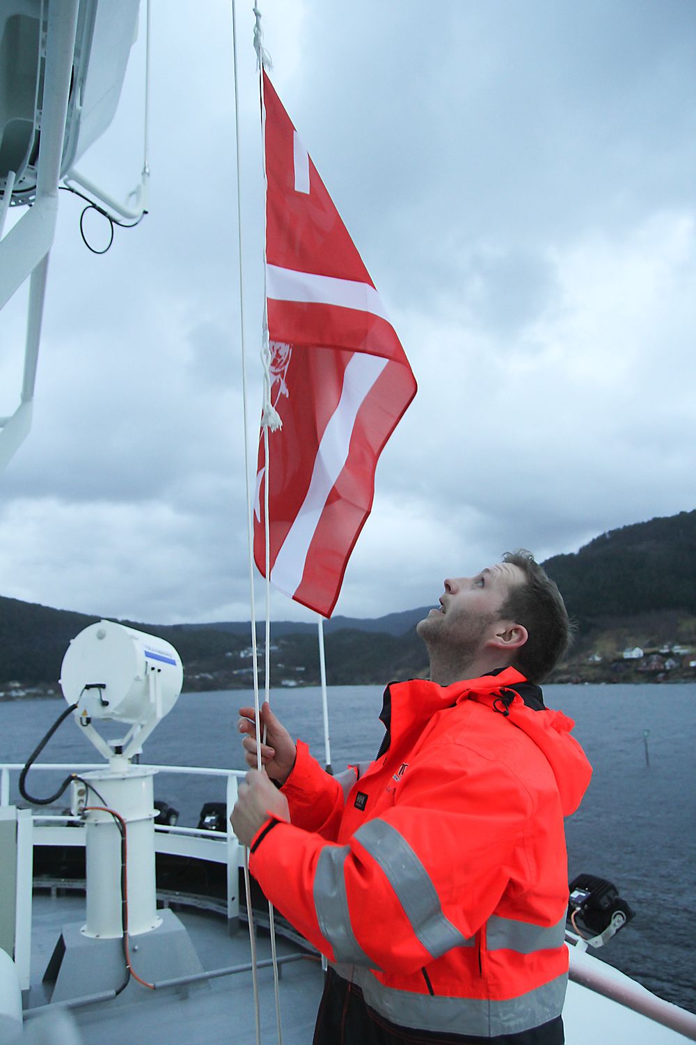 Norsk Fisketransport har overtatt «Namsos» fra Havyard og kaptein Erling Lorentzen heiser rederiflagget i toppmastra 