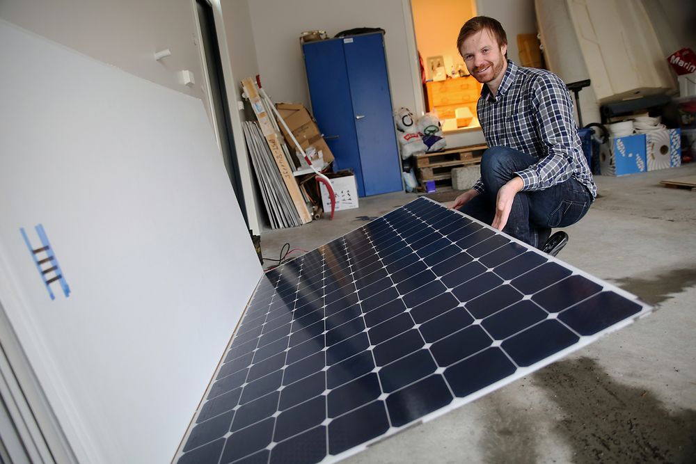 I garasjen ligger 28 moduler med standard solpanel. Til neste år skal Mikkelsen montere solcellene i lav vinkel på det flate taket.