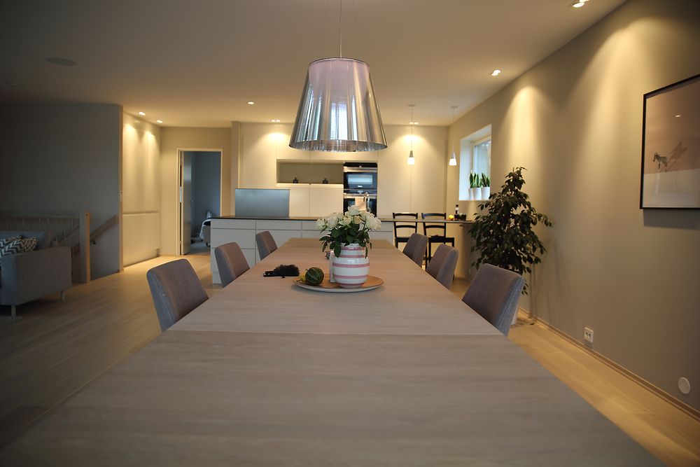 Alle lys i boligen er LED-lys, og kan programmeres individuelt. Kjøkkenet er fylt med energieffektive hvitevarer.