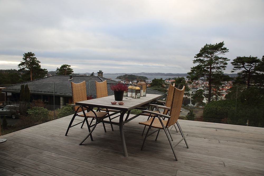 Plusshuset har stor Kebony-kledd terrasse med utsikt mot Lågen. 