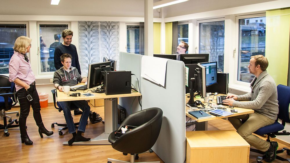 Kort avstand mellom forretningsutviklere og IT-utviklere en en av styrkene til banken, tror IT-lederen.  Fra venstre: Eirunn Skogen, Geir Smestad, Ørjan Hatland, Trond Aarø, og Trond Skram Aasen.