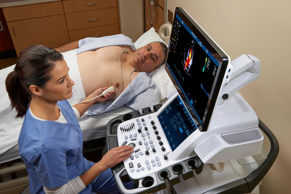 Hjertediagnostikk med GEs Vivid E95 på et sykehus. Den som plasserer proben skal vite nøyaktig hvordan den skal plasseres for å unngå ribbein for å få et skarpt bilde. 