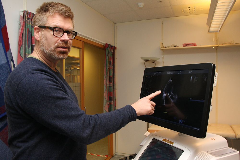 Sevald Berg viser hvor skarpe 2D-bildene blir. Fravær av støy gir skarpe kanter der det i tidligere generasjoner kunne være vanskelig klart å se hjertekammerets vegger. 