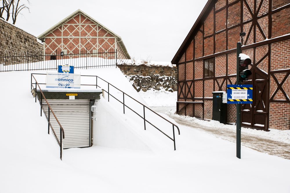 Ladegarasjen under Akershus festning skulle blitt åpnet i desember, men åpner tidligst til påske på grunn av krav til brannsikring.  