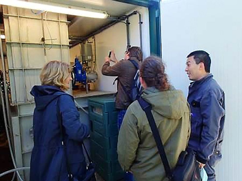 Sintefs forskere i aktivitet ved containeren med DESSINs demoanlegg ved Hoffselva.