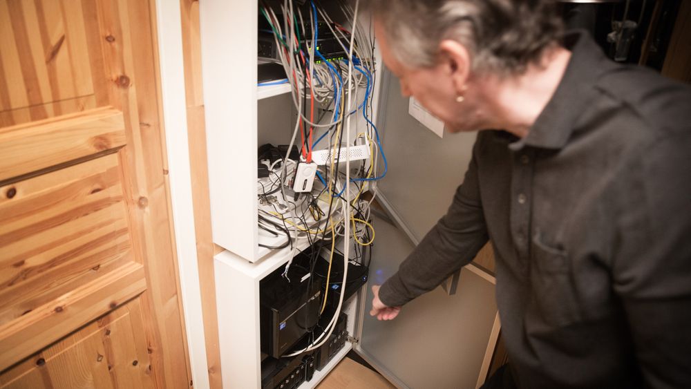 Hjernen: Inne i et skap, plassert i et kjeller-hjørne er selve hjernen til automasjons-systemet. Her står alle enhetene som kommuniserer med de trådløse, batteridrevne bryterne og sensorene på en frekvens på 433 MHz.