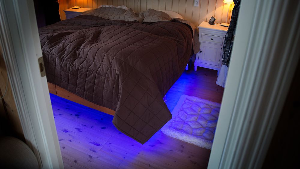 Myk start: Morgenene hos ekteparet Espeland starter med fargespill som skal simulere soloppgang, før musikken starter.