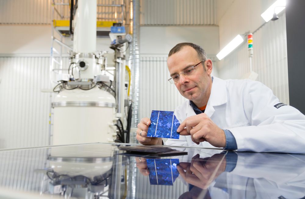 Gjenbruk av solcelle-materialer som normalt ville endt på avfallsdeponier, er et av målene for EU-prosjektet Eco-Solar, som SINTEF-forsker Martin Bellmann koordinerer. Foto: SINTEF/Thor Nielsen