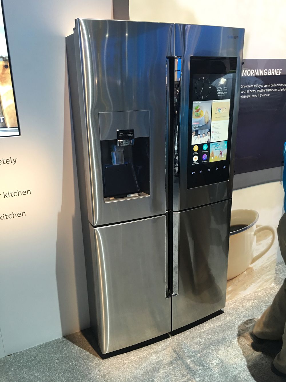 Samsung var veldig på hugget med sitt nye kjøleskap. Teknologien følger med på innholdet inne i skapet. I tillegg er skjermen på døren tenkt som familiens kommunikasjonssenter. Prisen i Norge vil trolig bikke 50.000 kroner når det kommer i salg en gang før sommeren.  