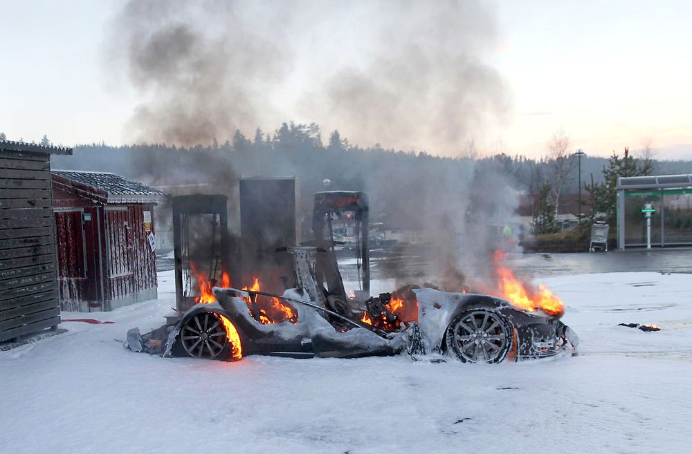 En Tesla Model S 2014-modell ble totalskadd etter at den tok fyr under lading på en hurtigladestasjon på Brokelandsheia i Gjerstad kommune i Aust-Agder fredag.  