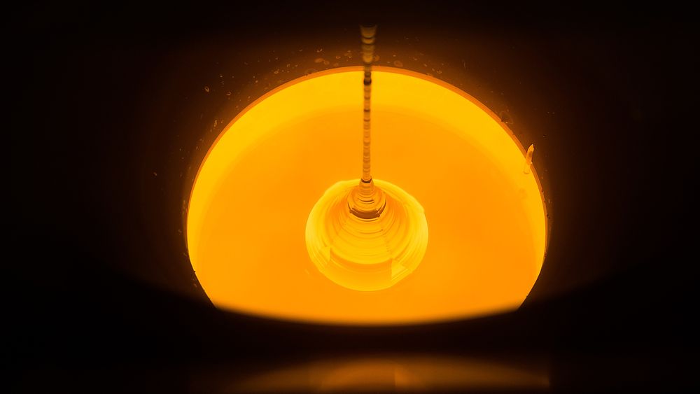 2. Et såkalt seed (frø)/et kjerneborr av nanomateriale, festet i et rotasjonstårn i ovnstårnet, senkes ned i det flytende silisiumet og snurres rundt og rundt til ingoten får ønsket diameter, før den trekkes opp. Tilnærmet lik støpingen av et stearinlys.