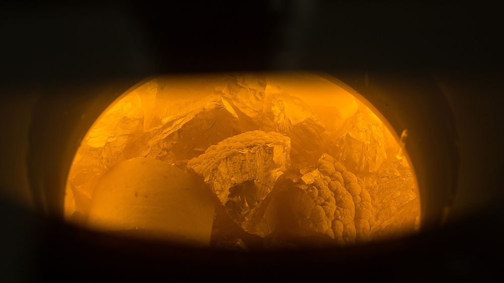 1. Knust silisium fylles i en kvartsdigel og varmes i trekkovnen til rundt 1400 grader celsius, så alt blir flytende.