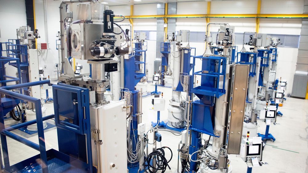 Som stearinlys: Norwegian Crystals har 50 såkalte trekkovner, høye, tynne ovner hvor silisium smeltes og formes til ingoter. Prosessen minner om støping av stearinlys.