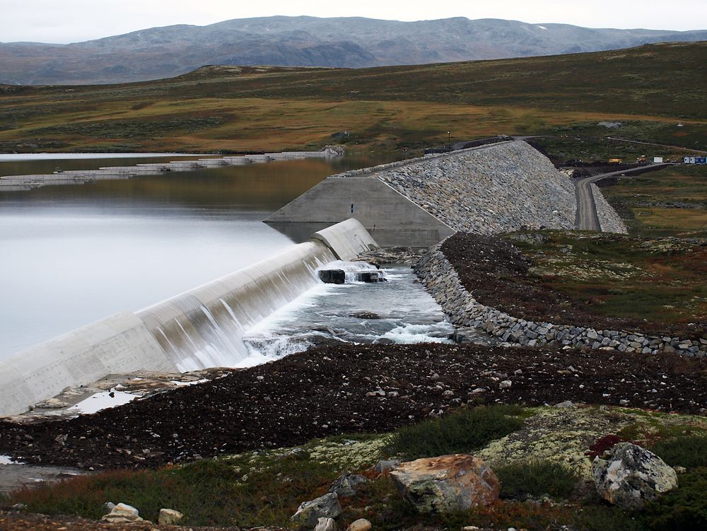 Myndighetene bør ta initiativ til en storstilt utbygging av elver og bekker for å hindre flom og øke tilgangen på fornybar energi, skriver sivilingeniør Stein Håvard Stokkebø.