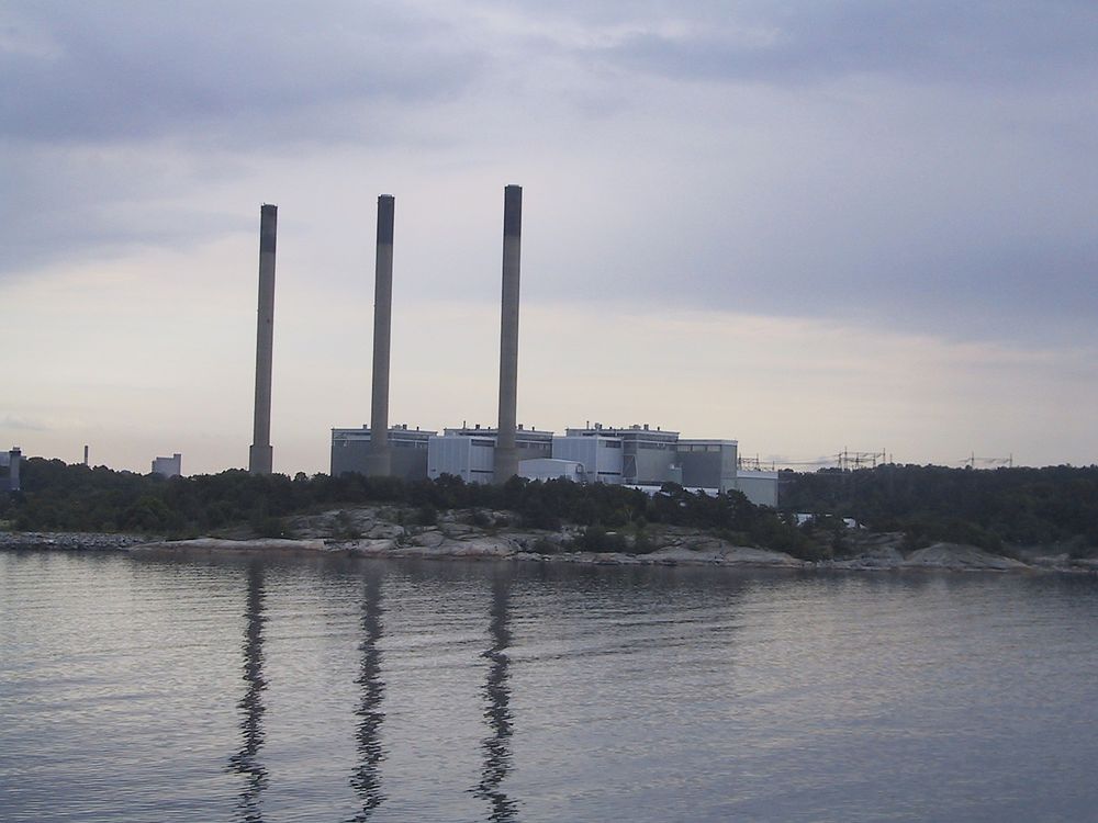 Eons oljekraftverk i Karslhamn er en del av Svenska kraftnäts effektreserve. Det står stille mesteparten av året, og produserer kun i i anstrengte kraftsituasjoner.