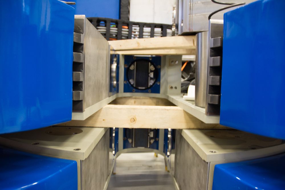 For å kunne skru med 270.000 Nm må roughnecken gripe hardt nok på røret. RDS har utviklet lineære elektriske aktuatorer, som kan klemme med opptil 85 tonn kraft, i tillegg til at de tåler det store momentet.