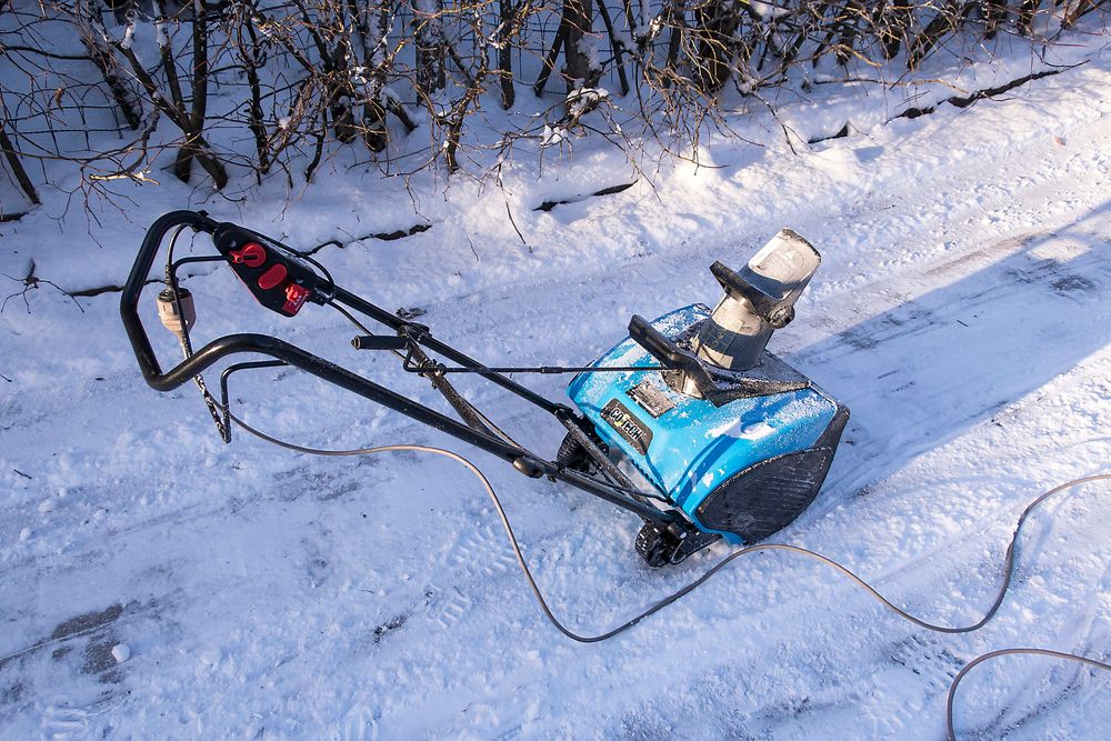 Snøfreser på 230 volt: Clas Ohlson selger denne langt billigere snøfreseren på nettdrift. Den var hakket sterkere enn Ryobien, men falt dessverre igjennom i sammenlikningen. Ikke minst fordi det å trekke med seg en kuldestiv kabel i i snøen er veldig upraktisk 
