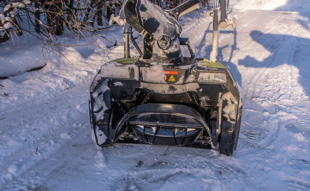 Ryobikjeften: En skovl i plast er den som trekker snøen inn og skyter den opp og ut gjennom snøutkastet.